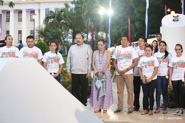Daniel y Rosario rinden homenaje al Comandante Tom&aacute;s Borge